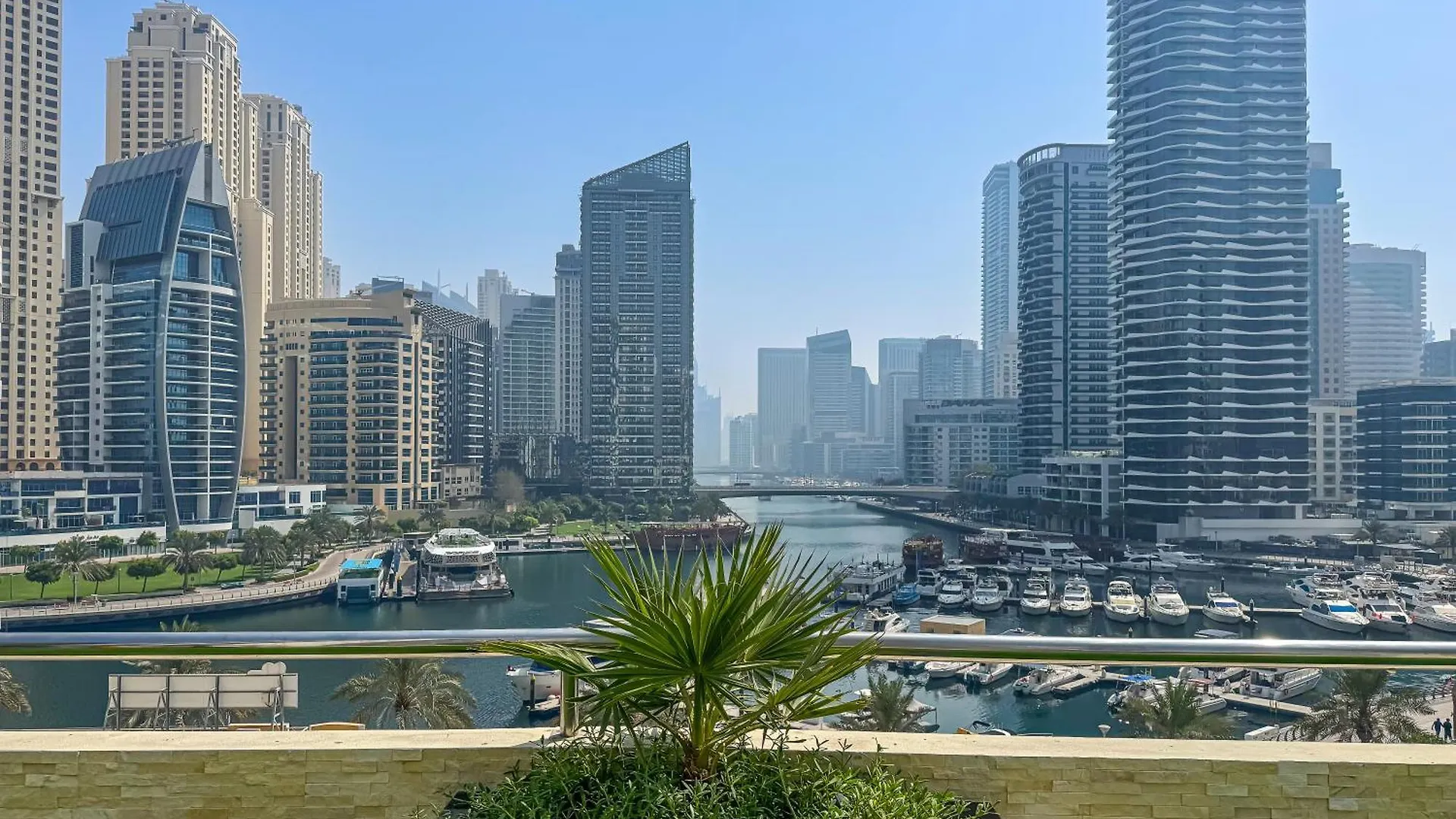 Modern 1Br Near Jbr, Marina Views, Pool & Gym Daire Dubai Birleşik Arap Emirlikleri